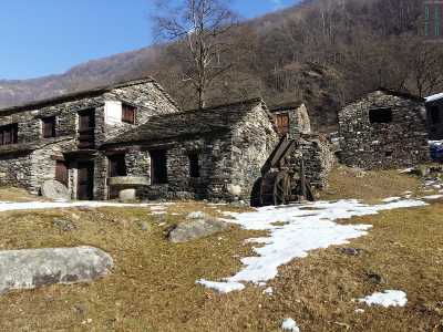 Dall'altra parte del torrente merita una visita la zona dei mulini abbandonati